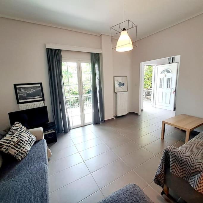 Ferienwohnung 20' From The Airport,20' From The Center Of Athen Exterior foto
