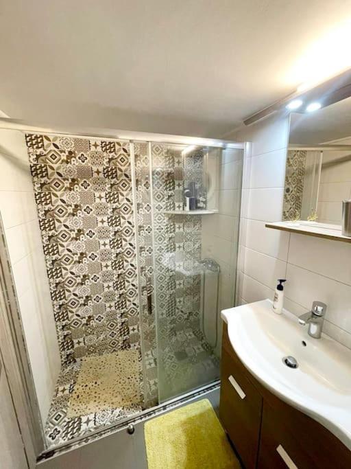 Ferienwohnung 20' From The Airport,20' From The Center Of Athen Exterior foto